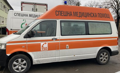Сръбски монах бере душа, скочи от линейка в движение
