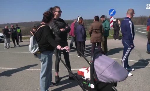 Протест блокира Е-79 заради разбит път ВИДЕО