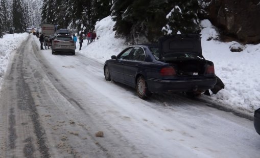 Множество коли са закъсали преди Пампорово заради снега