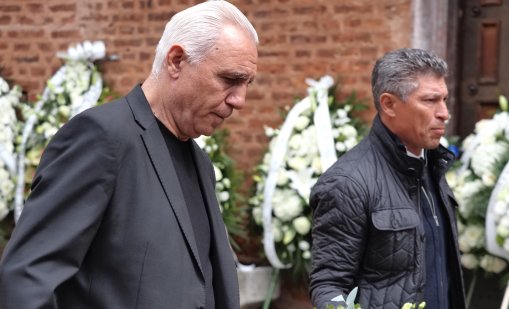 В кадър: България се прощава с футболната легенда Боби Михайлов