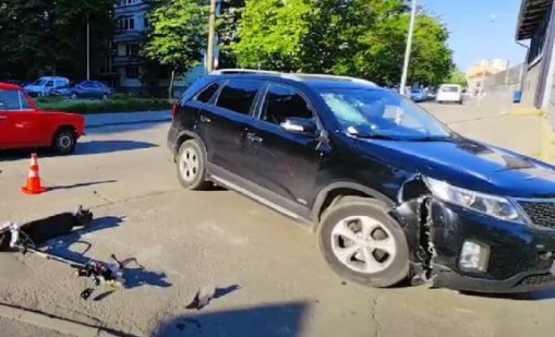 Мъж е с комоцио, след като се заби с тротинетка в кола