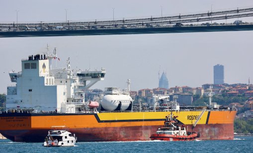 Украинска атака предизвика пожар на руско нефтено пристанище