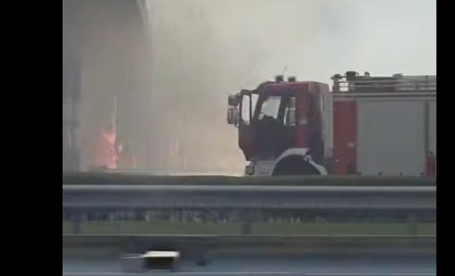 Пожар заплашва бензиностанция на "Тракия", затвориха магистралата ВИДЕО