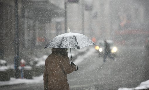 Затопля се леко, валежи от дъжд и сняг 