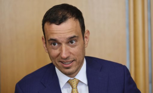 Неможач ли е Терзиев или го наказват, че не се е снимал в един кабинет?