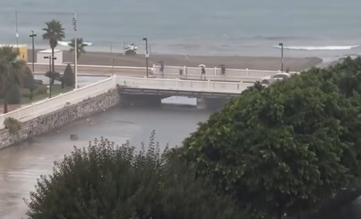  Каталуния под вода: Двама загинаха, издирват изчезнал човек