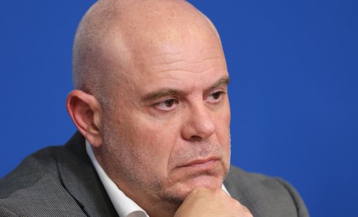 Въпреки неприязънта си към адвокатското съсловие, Иван Гешев се регистрира като адвокат