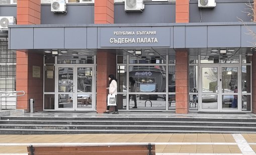 Обвиниха младежът, стрелял по автобуса в Перник