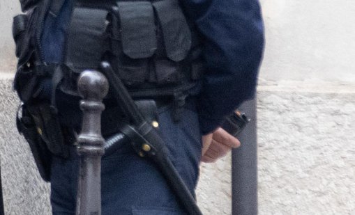 Треньор по футбол снимал 12-годишни момчета в съблекалнята