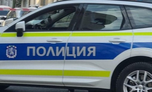 Кола се блъсна в автобус с туристи, Подбалканският път е блокиран