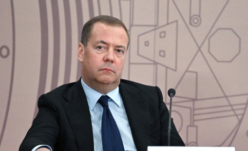 Медведев злорадства: Търговската сделка на Тръмп “смазва“ Европа