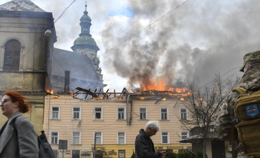 Докато дронов удряше вековен манастир в Лвов, украинците се молеха 