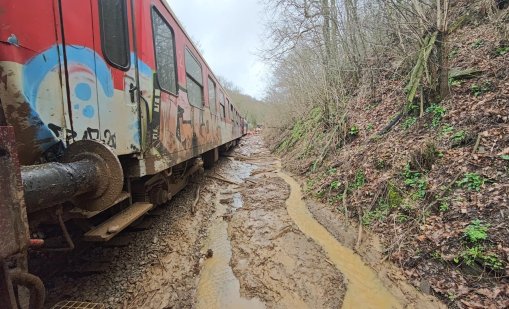 Скална маса дерайлира влак на БДЖ, има пострадали