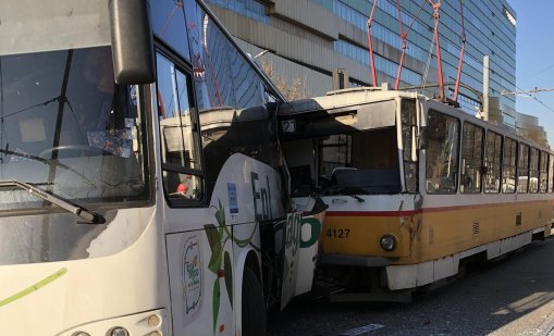 Трамвай и автобус се удариха на "Ситняково"