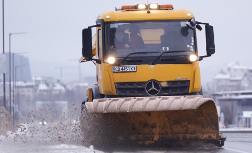 Разчистват снега и правят обработки срещу заледяване в София