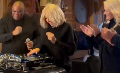Брижит Макрон влезе в ролята на DJ на парти в Диснилед ВИДЕО