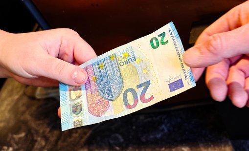 Мъж пазарувал с фалшиви банкноти от 20 евро в Симеоновград 