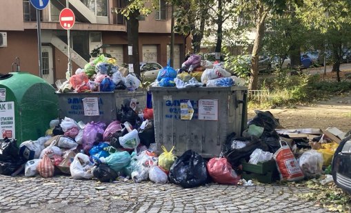 Боклук залива кв. "Лагера", страх от зарази и нашествие на плъхове СНИМКИ