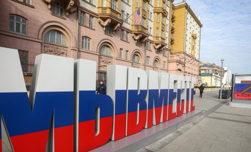 Параноя, натиск и несигурност: Западните посланици разказват за живота в Москва