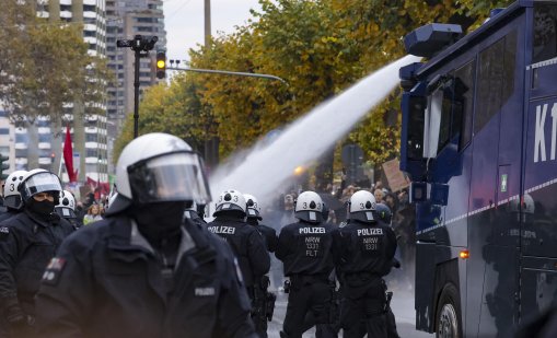 Камъни, горящи барикади и ранени: Протестите в Германия излизат от контрол