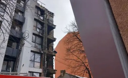 Четири етажа изгоряха след голям пожар вжилищен блок в София