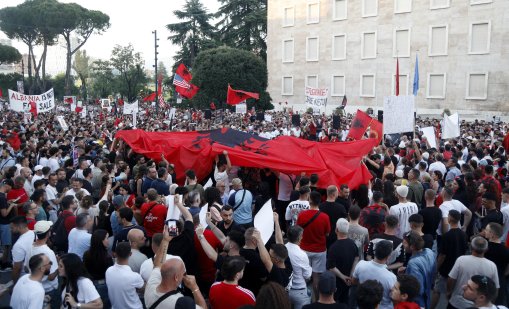 Съборени огради и масови протести срещу луксозен курорт на албанското крайбрежие ВИДЕО