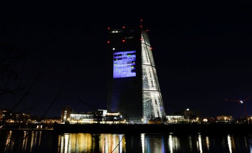 &bdquo;Добре дошла, България&ldquo; &ndash; ЕЦБ със светлинен поздрав на сградата във Франкфурт