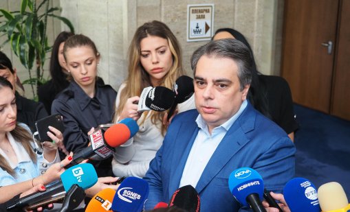 Асен Василев: Пеевски може да покаже снимки на Рашков и на Марс с ИИ