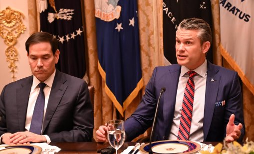 Дронове над военна база в САЩ, в която живеят държавният секретар и министърът на отбраната