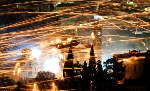 С "ракетна война" две църкви на о. Хиос в Гърция посрещнаха Възкресение ВИДЕО