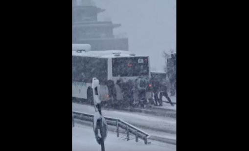 Пътници бутат автобус от градския транспорт в снежна София