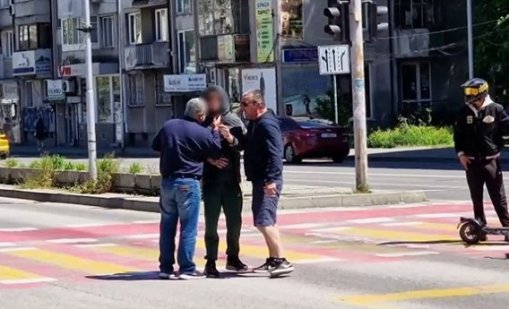 Екшън в Бургас: Тийнейджъри с тротинетки минаха на червено пред автобус