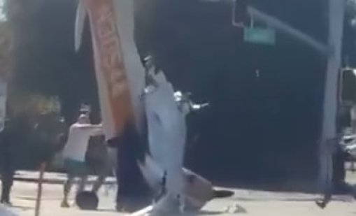 Малък самолет се разби на магистрала в Калифорния (ВИДЕО)