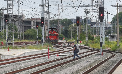 Влак блъсна пиян мъж, той оцеля по чудо