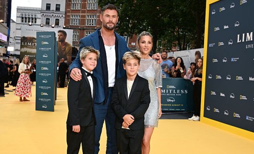 Алпийската ски ваканция на Крис Хемсуърт и Елза Патаки &ndash; вижте впечатляващите скокове на децата им