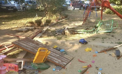 След гонка с полицията пиян шофьор се заби в детска площадка