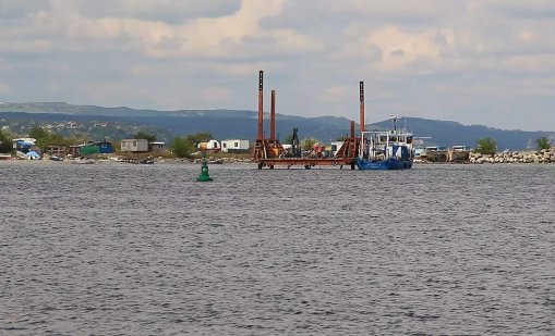  Отпадни води във Варненското езеро, кораб разместил тръбата