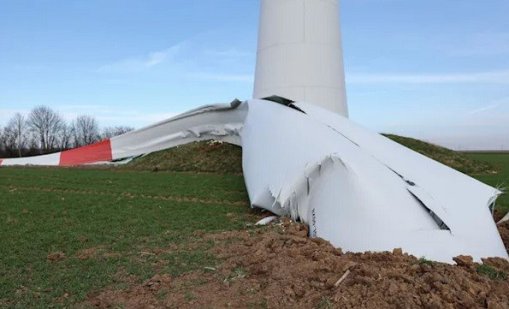 15-тонна перка откъсна вятърна турбина в Германия 