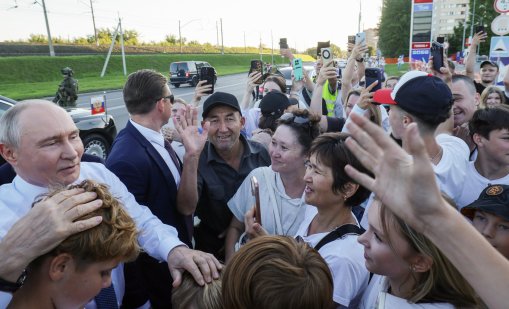 Путин спря кортежа си заради деца в Новосибирск пред... празна бензиностанция ВИДЕО