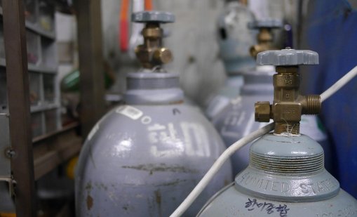 Трима българи са разследвани за схема за контрабанда на газ от Китай