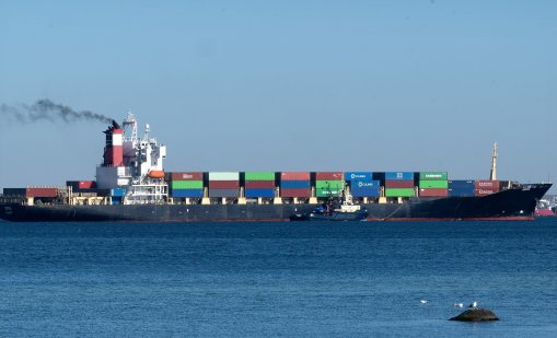 След примирието: Тръгнаха първите кораби през Ормузкия проток 