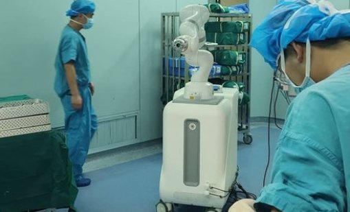 В Пловдив вече два хирургични робота оперират онкоболни