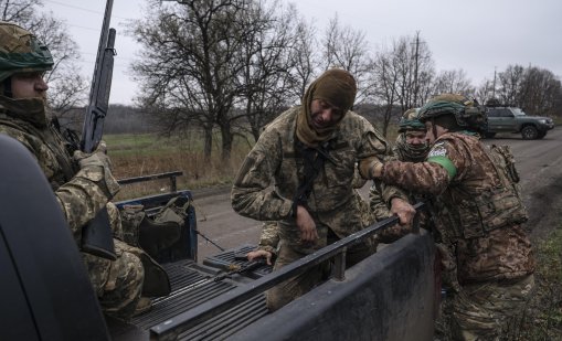 Първото правило на войната с роботи: Нека хората продължават да се сражават
