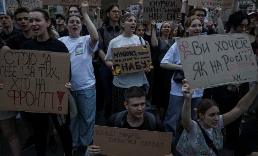 Украйна скочи на протест срещу закон, подписан от Зеленски: Срам, срам!