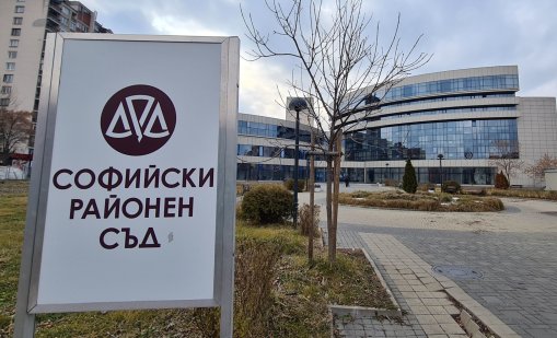 Осъдиха двама на по 4 г. затвор, душили таксиджия, докато го ограбват