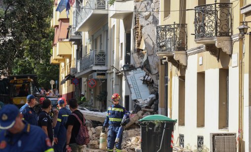 Жена е намерена мъртва под развалините на срутената сграда в Атина