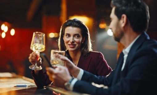 Плюсове и минуси на връзката с по-млад мъж