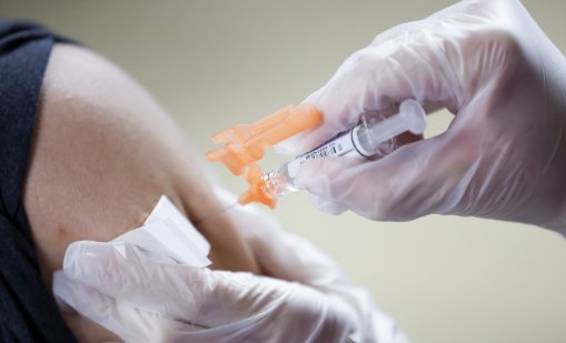 Ново проучване: Бустери на COVID увеличават риска от вирус, който уврежда мозъка