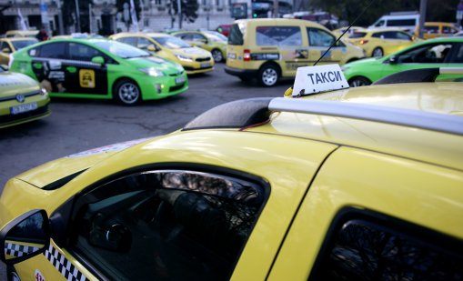 Излъгани и ощетени: Таксиметровият бранш заплашва с протести