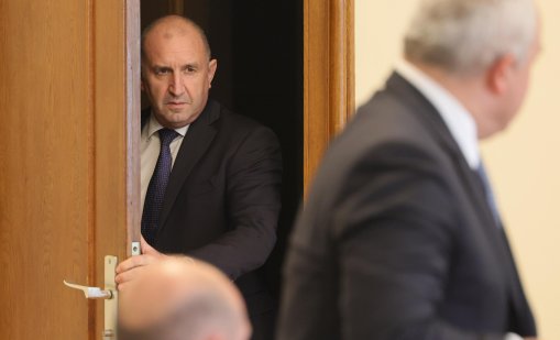 Основната цел на Радев е да  държи България максимално далеч от войната в Украйна